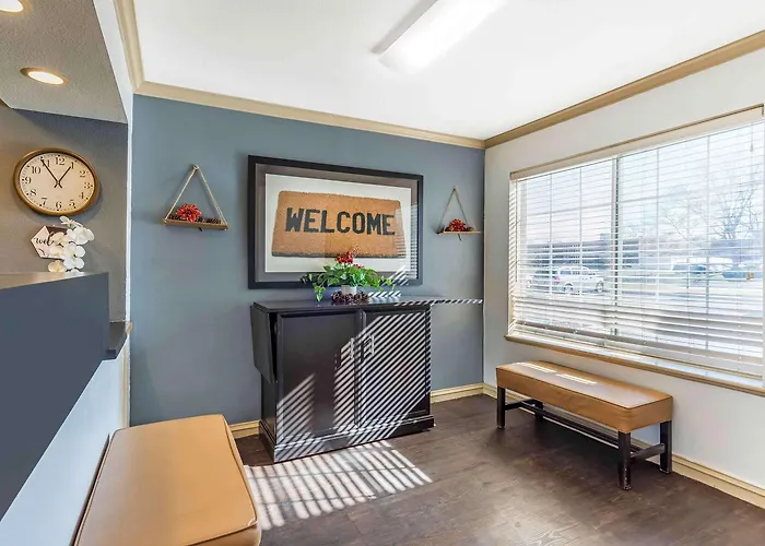 Extended America Select - Chicago - - East Naperville